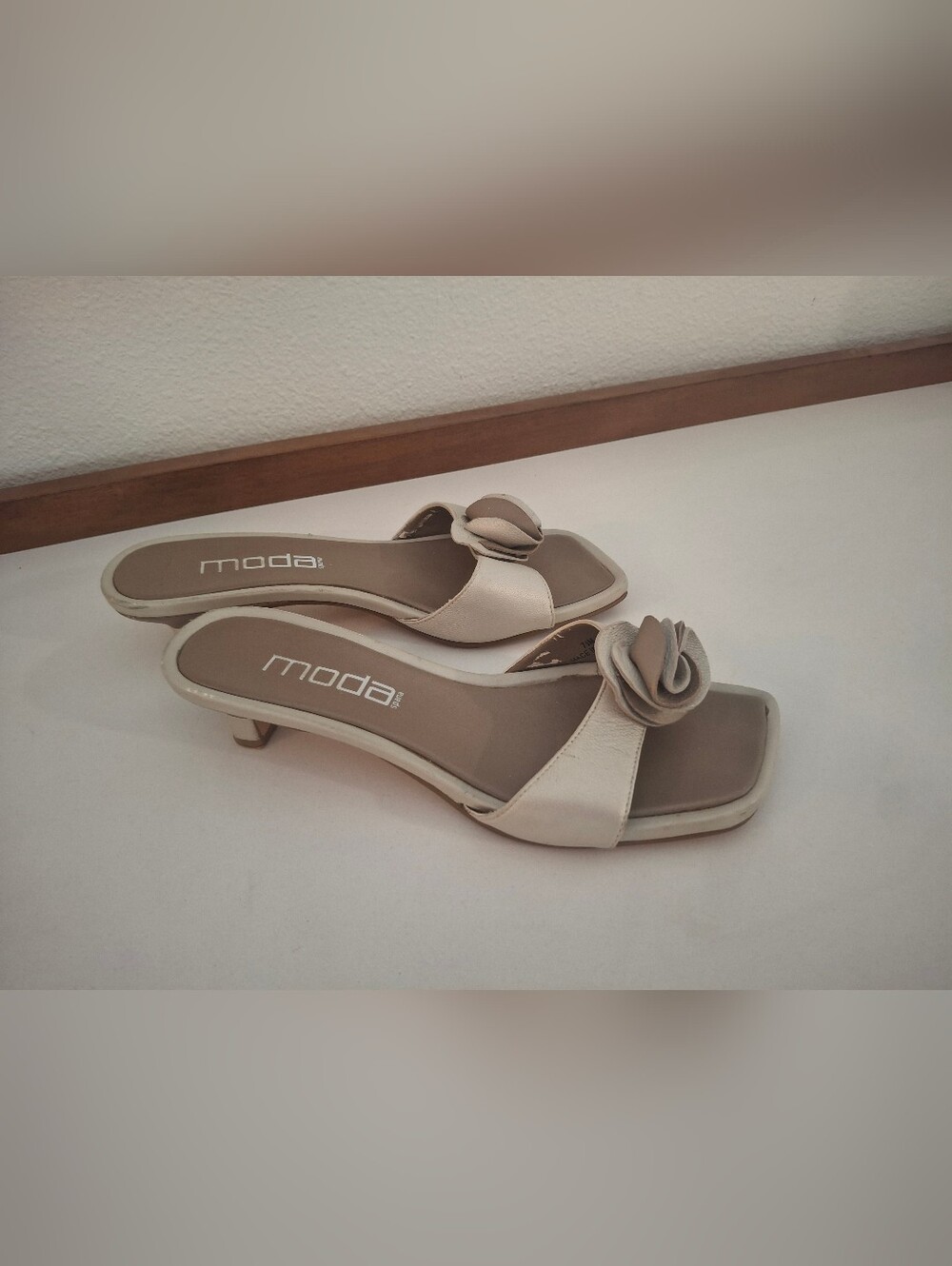 Vintage Y2K Moda Beige Floral Accent Low Heel Sandals for Women